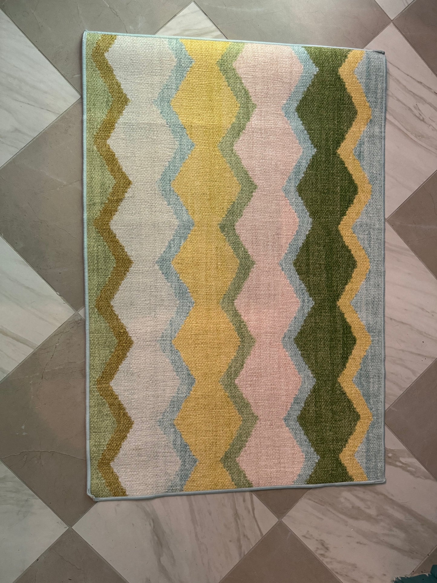 Machine washable rug - Green zig zag